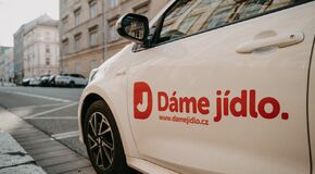 Dáme jídlo přidává do své flotily hybridní Yaris